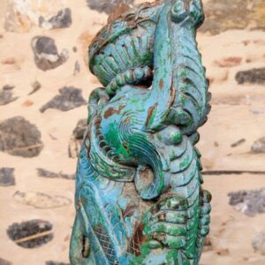 dettaglio di scultura decorativa di Yali ricavata da un'antica staffa architettonica indiana con tracce di policromia azzurra verde