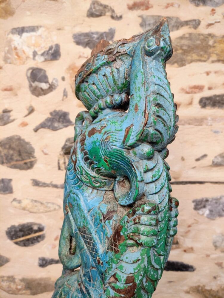 dettaglio di scultura decorativa di Yali ricavata da un'antica staffa architettonica indiana con tracce di policromia azzurra verde