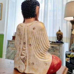 drappeggio vesti bianche e rosse e dettagli dorati della Statua del Buddha in meditazione in legno