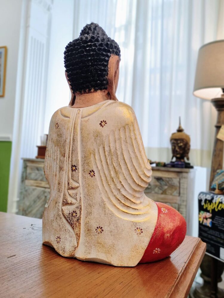 drappeggio vesti bianche e rosse e dettagli dorati della Statua del Buddha in meditazione in legno