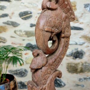 dettaglio di scultura verticale di elefante da staffa colonna indiana in legno su supporto metallico
