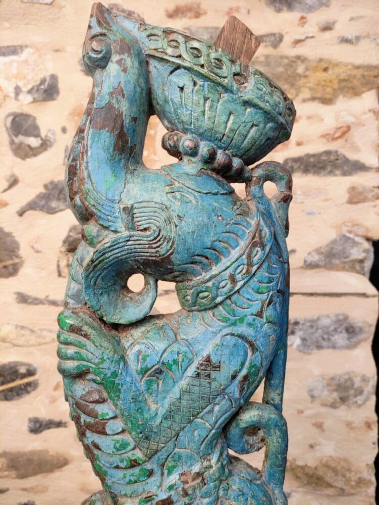 testa di elefante di scultura decorativa di Yali ricavata da un'antica staffa architettonica indiana con tracce di policromia azzurra