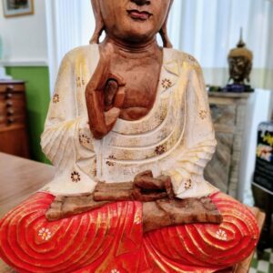 mani del Buddha in meditazione statua in legno di suar dipinta di bianco rosso e oro