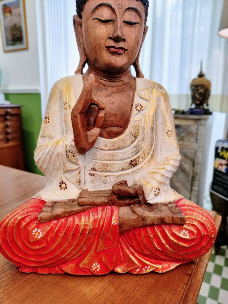 mani del Buddha in meditazione statua in legno di suar dipinta di bianco rosso e oro