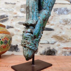piedistallo di scultura decorativa di Yali ricavata da un'antica staffa architettonica indiana con tracce di policromia azzurra