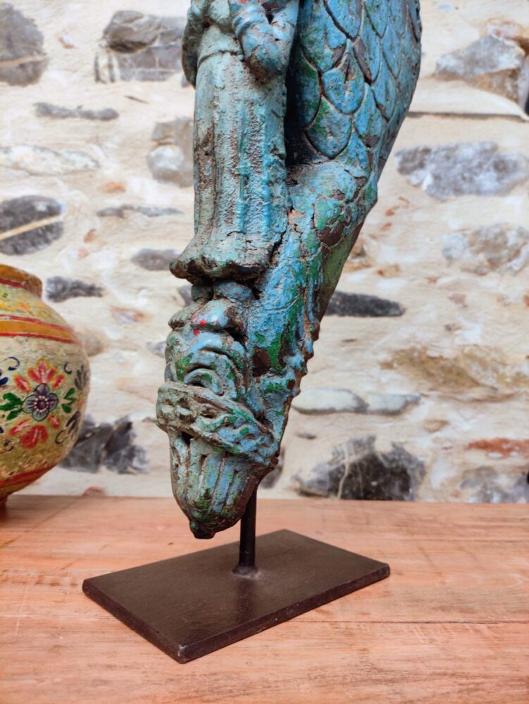 piedistallo di scultura decorativa di Yali ricavata da un'antica staffa architettonica indiana con tracce di policromia azzurra