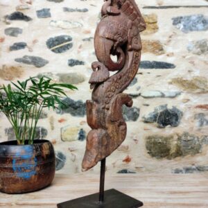 Scultura verticale di elefante da staffa colonna indiana di legno su supporto metallico