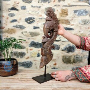 Scultura verticale di elefante da staffa colonna indiana di legno su supporto metallico