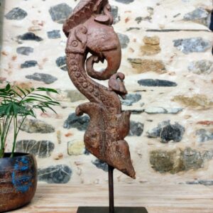 Scultura verticale di elefante indiano frammento di antica colonna in legno su supporto metallico