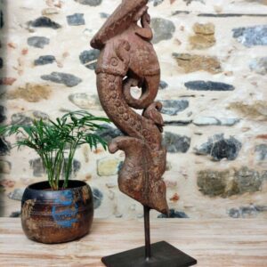 Scultura verticale di elefante indiano da antica colonna in legno su supporto metallico
