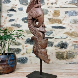 Scultura verticale di elefante indiano da antica colonna in legno anticato su supporto metallico