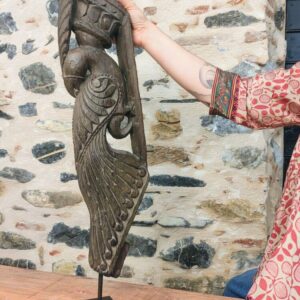 Scultura originale di pavone ricavata da un'antica colonna indiana in legno, montata su base in metallo