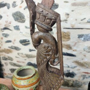 Scultura di pavone frammento di un'antica colonna indiana in legno, montata su base in metallo