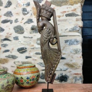 Scultura di pavone recuperata da un'antica colonna indiana in legno, montata su base in metallo