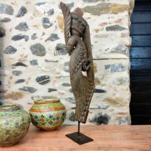 Scultura di pavone ricavata da un'antica colonna indiana in legno, montata su base in metallo