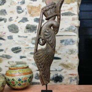 Scultura di pavone ricavata da un'antica colonna indiana in legno, montata su base in metallo