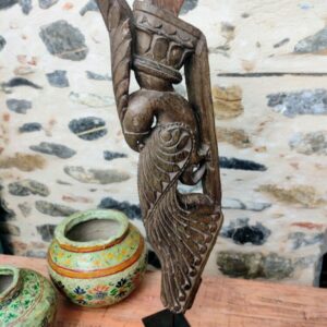 Scultura di pavone frammento ricavato da un'antica colonna indiana in legno, montata su base in metallo