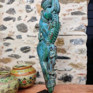 Scultura decorativa di Yali ricavata da un'antica staffa architettonica indiana con tracce di policromia azzurra