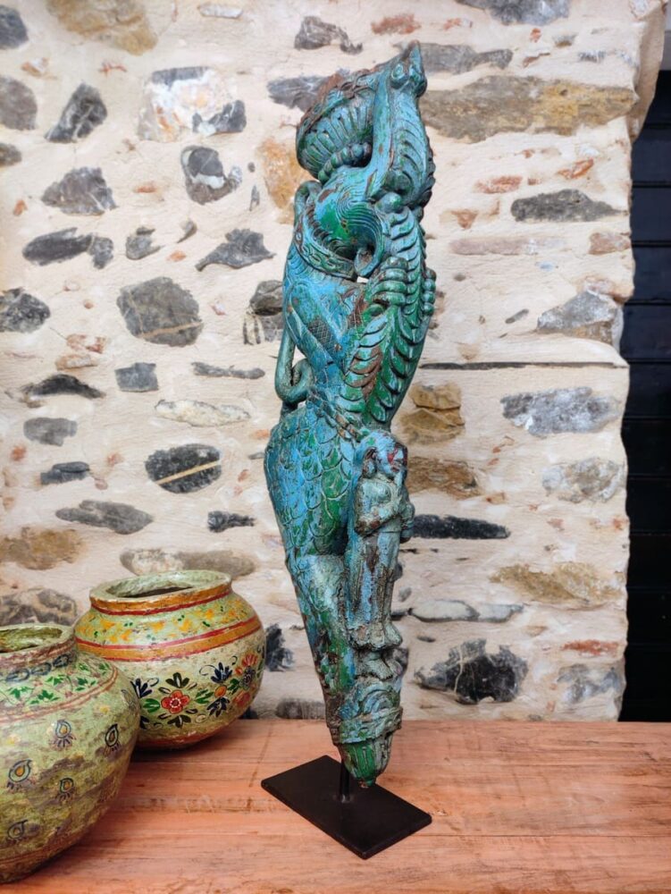 Scultura decorativa di Yali ricavata da un'antica staffa architettonica indiana con tracce di policromia azzurra