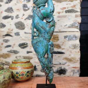 Scultura decorativa di Yali ricavata da un'antica staffa architettonica indiana con tracce di policromia azzurra e verde base in ferro