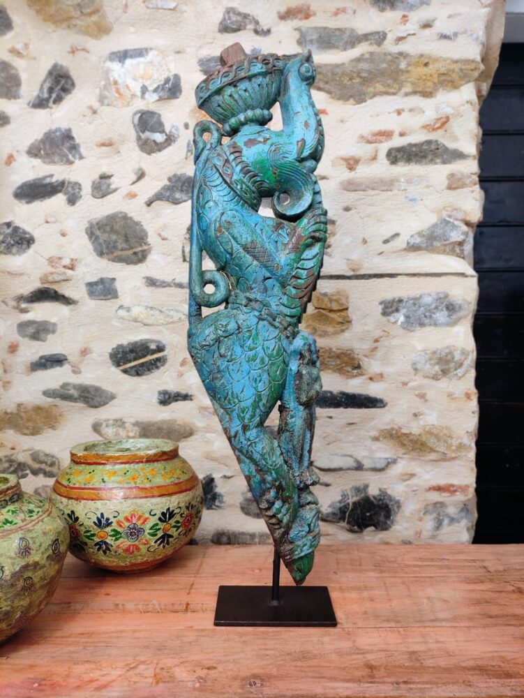 Scultura decorativa di Yali ricavata da un'antica staffa architettonica indiana con tracce di policromia azzurra e verde base in ferro
