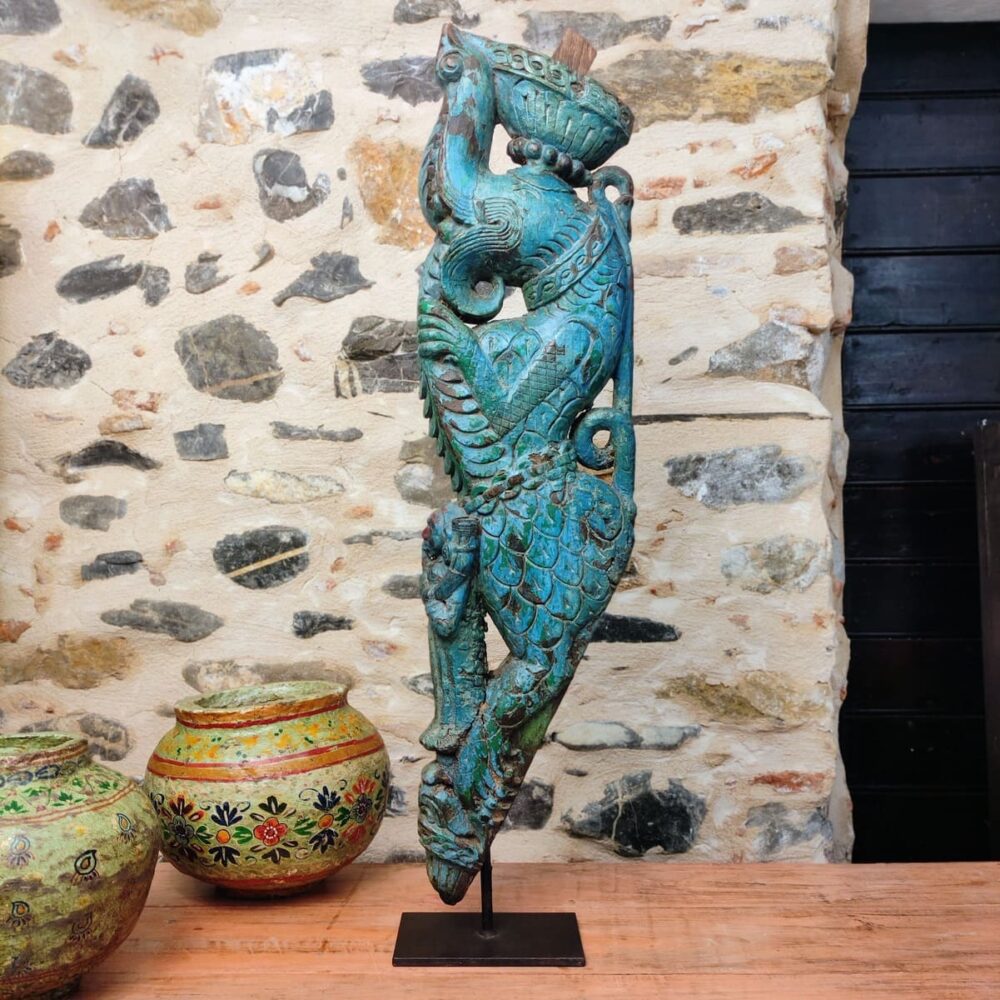 Scultura decorativa di Yali ricavata da un'antica staffa architettonica indiana con tracce di policromia azzurra su base di ferro