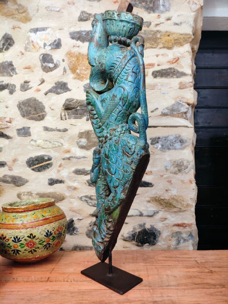 Scultura decorativa di Yali ricavata da un'antica staffa architettonica con tracce di policromia azzurra India del sud