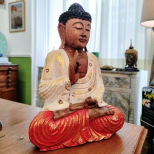 Statua del Buddha in meditazione in legno di Suar con vesti bianche e rosse e dettagli dorati