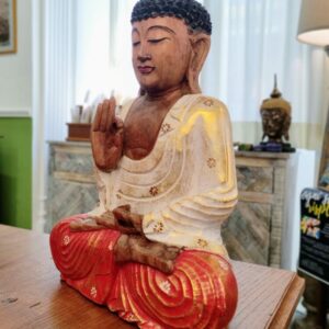 Statua del Buddha in meditazione in legno di Suar con vesti bianche e rosse e dettagli dorati