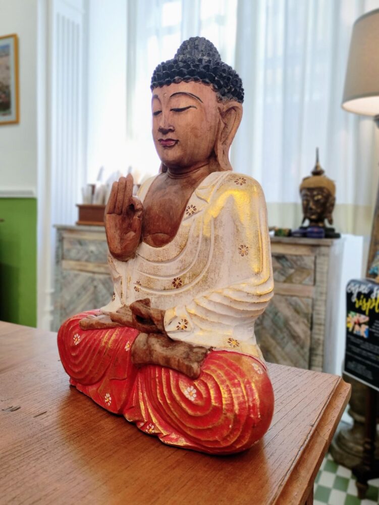 Statua del Buddha in meditazione in legno di Suar con vesti bianche e rosse e dettagli dorati