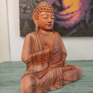 Statua del Buddha in meditazione in legno di Suar naturale intagliata a mano altezza 30cm.