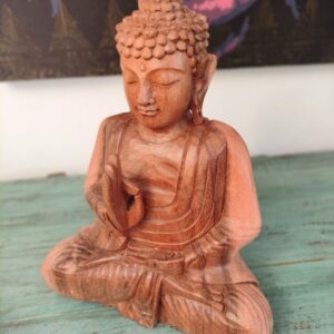 Statua del Buddha in meditazione in legno di Suar naturale intagliata a mano altezza 30cm.