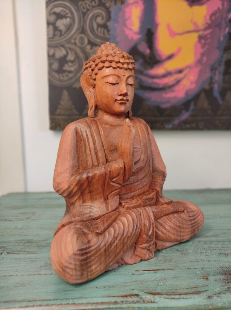 Statua del Buddha in meditazione in legno di Suar naturale intagliata a mano altezza 30cm.