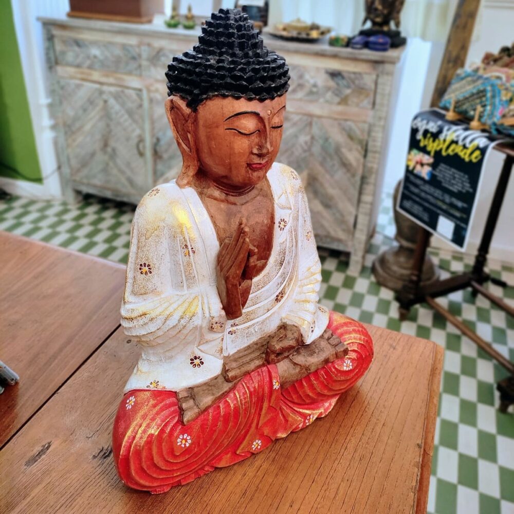 Statua del Buddha in meditazione in legno di con vesti bianche e rosse e oro dipinte a mano