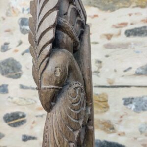 volto del pavone di scultura ricavata da un'antica colonna indiana in legno, montata su base in metallo