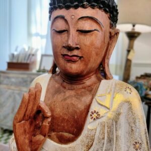 volto del buddha in meditazione statua in legno dipinta bianco rosso oro