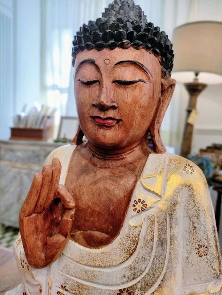 volto del buddha in meditazione statua in legno dipinta bianco rosso oro