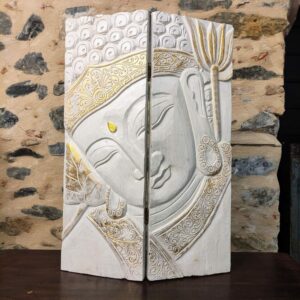 Pannello in legno composto da due elementi con il volto del Buddha intagliato in bianco e oro