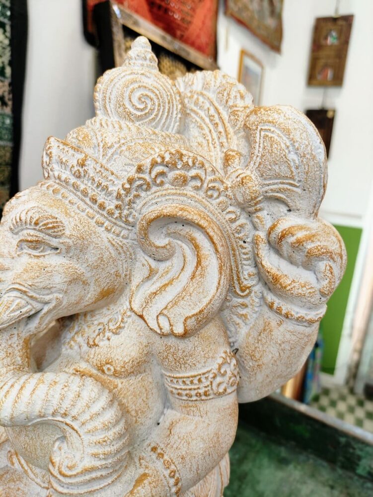 STATUA DI GANESH BIANCO E ORO IN POLVERE DI PIETRA - immagine 2