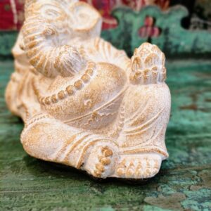 STATUETTA DI GANESH DISTESO BIANCO E ORO - immagine 3
