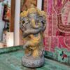 Statua in pietra dipinta a mano raffigurante la divinitร indiana Ganesh danzante con dettagli in oro.