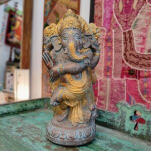 Statua in pietra dipinta a mano raffigurante la divinità indiana Ganesh danzante con dettagli in oro.