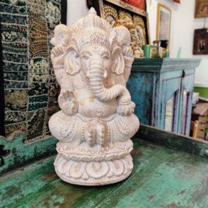 Statua di Ganesh seduto su trono di loto in polvere di pietra bianca e oro alta 37 centimetri.