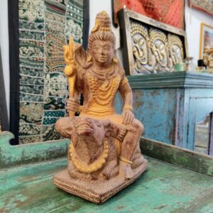Statua in polvere di pietra raffigurante il dio Shiva seduto sul toro Nandi con dettagli dorati