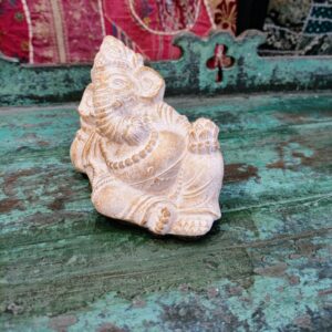 STATUETTA DI GANESH DISTESO BIANCO E ORO - immagine 5
