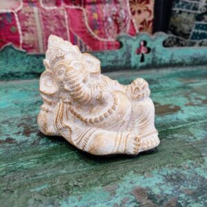 STATUETTA DI GANESH DISTESO BIANCO E ORO