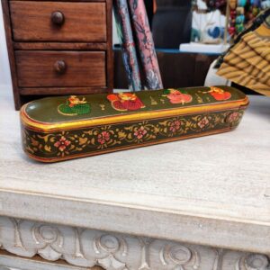 astuccio portapenne decorato con figure indiane in legno