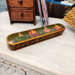 astuccio portapenne decorato con figure indiane tradizionali in legno