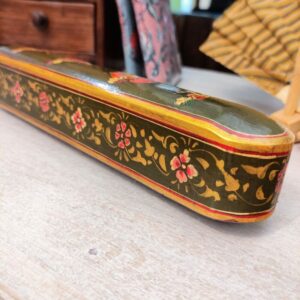 dettaglio della decorazione floreale dell'astuccio portapenne indiano in legno